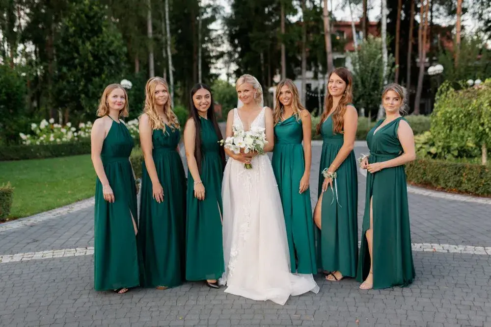 Jaki kolor sukni dla świadkowej, aby uniknąć modowych wpadek?