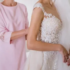 Jaki kolor sukni dla mamy pana młodego? Najlepsze wybory na wesele