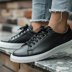Czarne sneakersy w codziennych stylizacjach: Wskazówki 