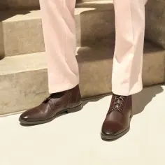 Bordowe buty męskie do garnituru: Czym się kierować przy ich stylizacji?