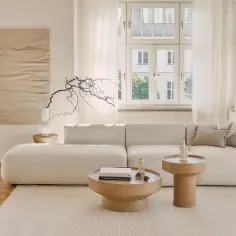 Beżowy salon z sofą i stolikami. Dowiedz się, z czym łączyć beż, by stworzyć przytulne wnętrze.