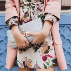 Srebrna torebka stylizacje: 5 inspiracji na każdą okazję