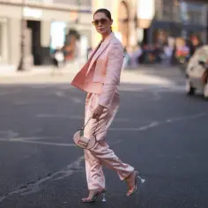 Garnitur damski ślubny: Stylowe propozycje dla panny młodej