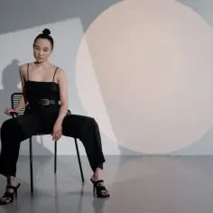 Czarny kombinezon: jak go stylizować na różne okazje?
