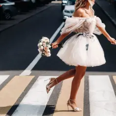Jakie buty do brzoskwiniowej sukni ślubnej – porady, kolory i style
