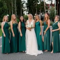 Jaki kolor sukni dla świadkowej, aby uniknąć modowych wpadek?
