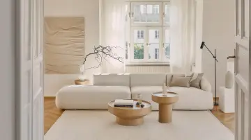 Beżowy salon z sofą i stolikami. Dowiedz się, z czym łączyć beż, by stworzyć przytulne wnętrze.